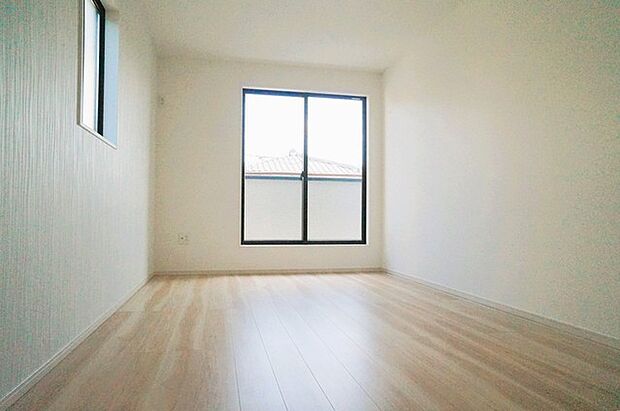 南向きの大きな窓から、たっぷりの陽射しが射し込みますね。