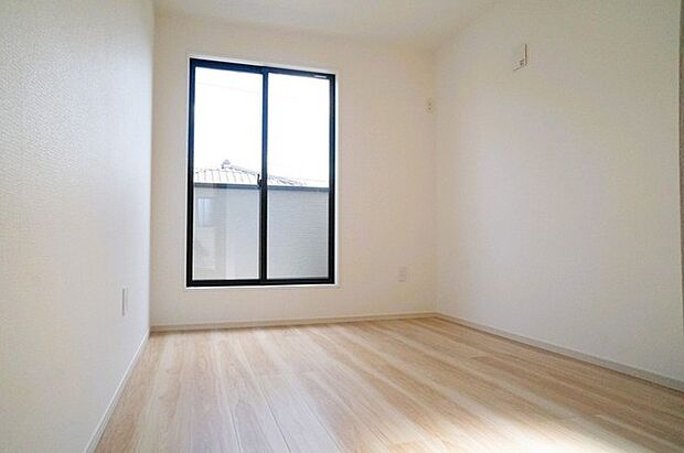 大事な日当たりは、大きな窓から。誰のお部屋にしましょう。