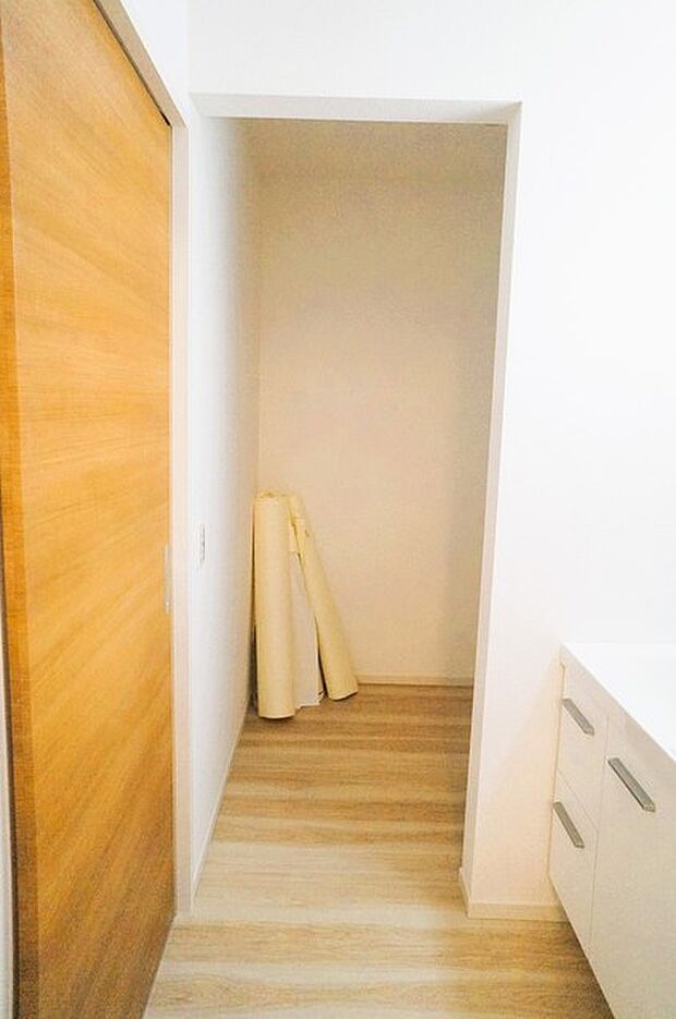 お風呂に入るときに重宝するリネン庫。