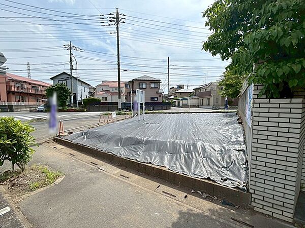 内宿駅徒歩8分の近さ。通勤通学に便利で、駅周辺の生活施設も利用しやすい。