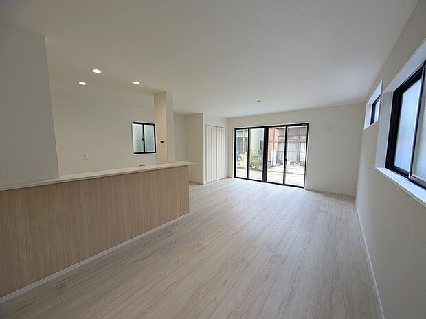 解放感あふれるリビングは、自然に光と風に恵まれます。 