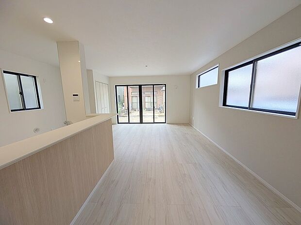 日当たりのいいリビングは心地よく、落ち着いて暮らせます。 