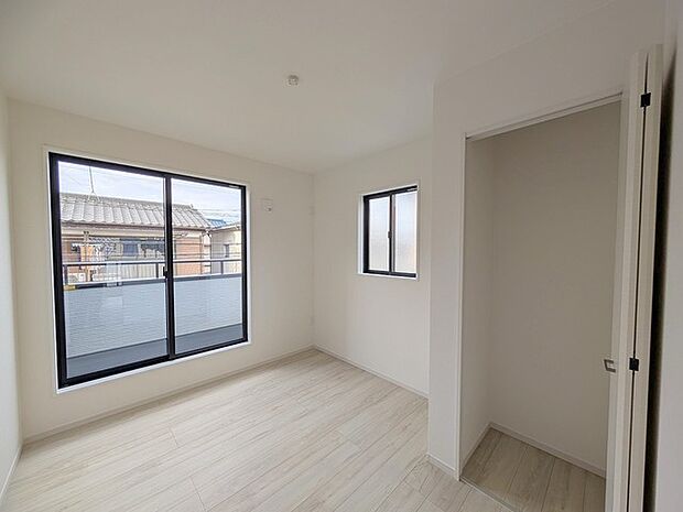 広々バルコニーから、たっぷり太陽の恵みが得られます。 