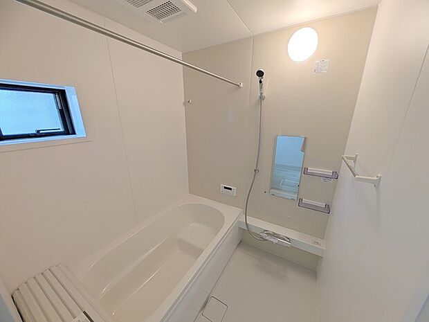 広々1坪タイプのゆったり浴室ユニットは半身浴もゆっくり楽しめるベンチバス仕様。防カビ・抗菌素材なのもうれしい。 
