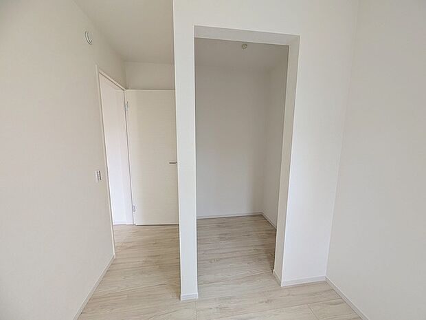 季節物の衣類もスッキリ収納できる、ウォークインクローゼット。 