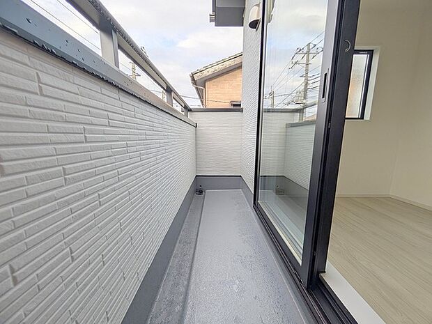 ゆとりの広さを確保したバルコニー。お布団を干すのも、この広さならラクラク。 