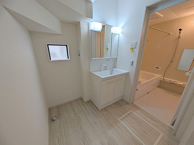 ドライヤーの風に包まれながら、今日一日の終わりを感じる。そんな、地味だけど決して無くてはならない、名脇役。 