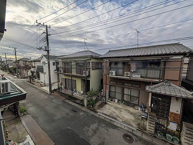 あたり一帯に住宅が広がる立地、住宅地ならではのロケーション。 