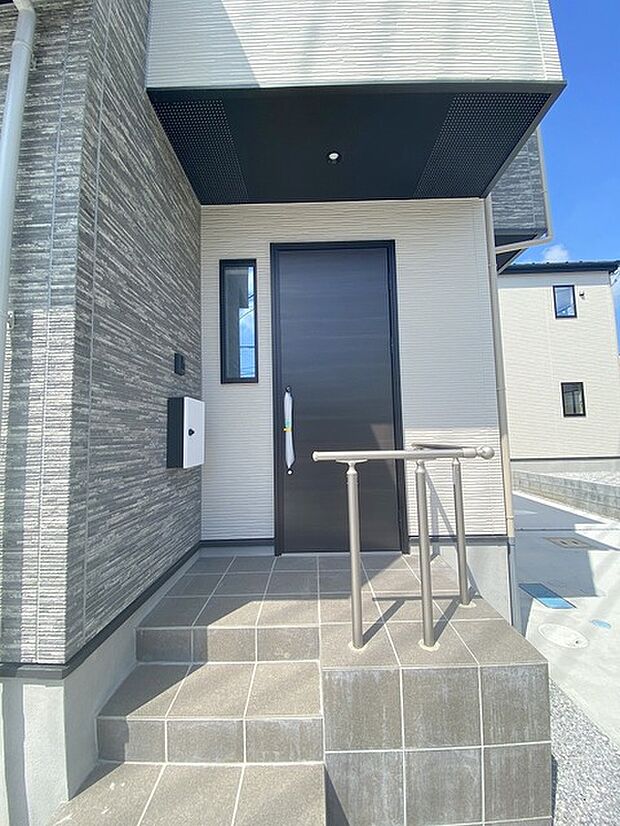 ポーチのついた新築分譲物件。玄関の印象はいかがでしょうか?入口からご覧ください。