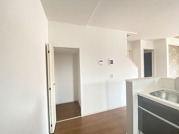 キッチンの脇に、この収納があるだけで、キッチン動線が変わりますね。