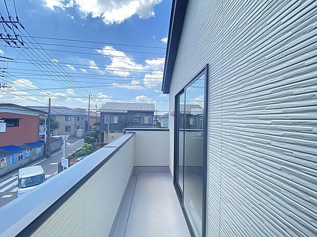 ゆとりの広さを確保したバルコニー。お布団を干すのも、この広さならラクラク。