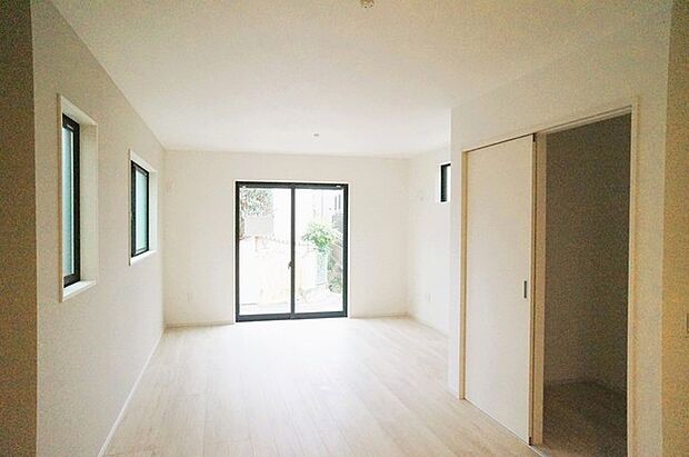 南側に大きな窓を配置、明るいリビングが出来ました。