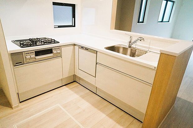 家事動線に配慮されたＬ字型キッチン。 