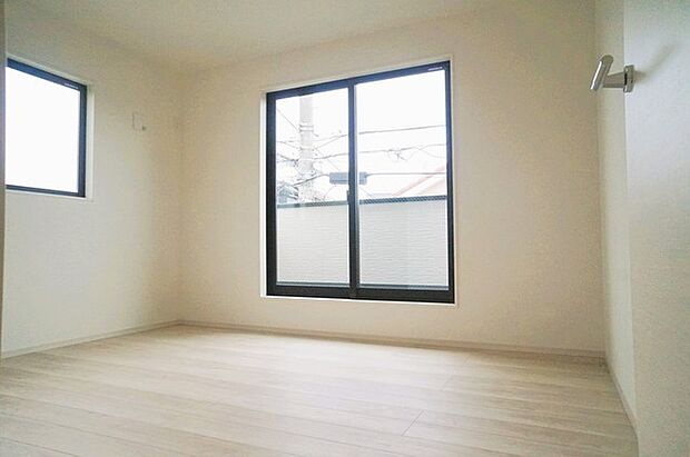 大きめのベッドを置いても、まだゆとりが持てる大きさ。9帖の主寝室。