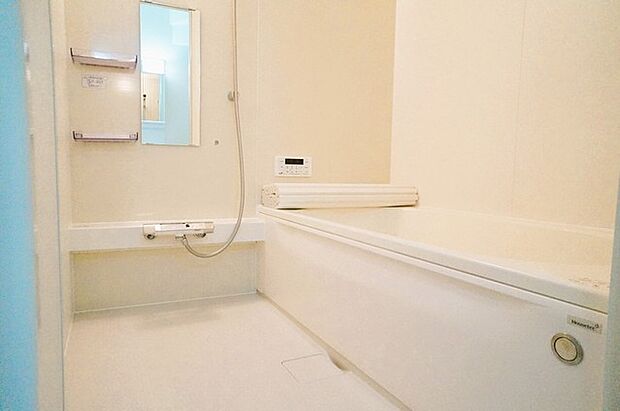 広々1坪タイプのゆったり浴室ユニット。防カビ・抗菌素材なのもうれしい。