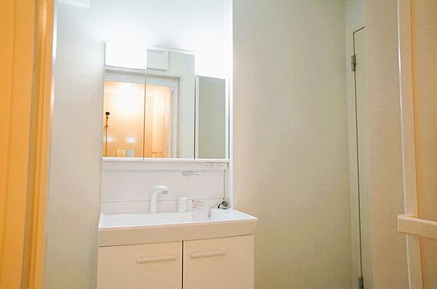 たっぷりの収納を設けたシャワー付洗面台で快適な暮らし。