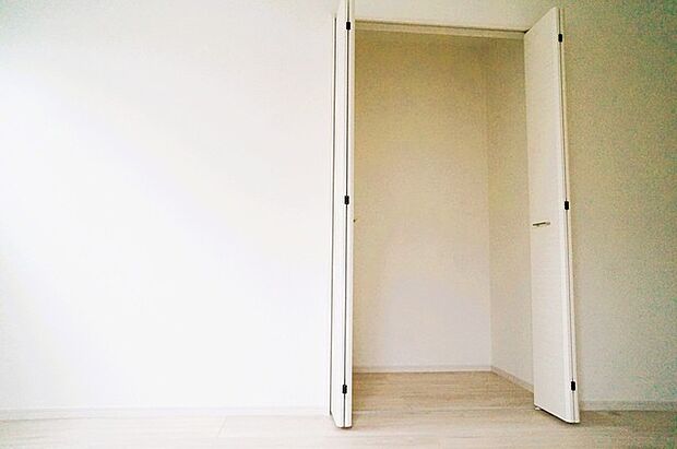何かとものがあふれやすいリビングに、ちょっと一工夫。うれしい収納空間。