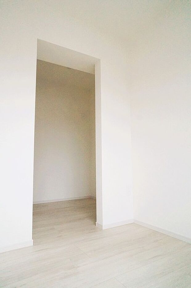 季節物の衣類もスッキリ収納できる、ウォークインクローゼット。