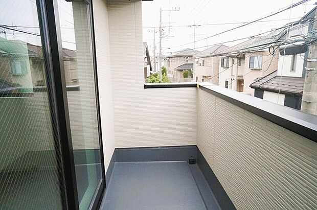 南向きバルコニーでお洗濯ものはいつもカラッと乾きます。 