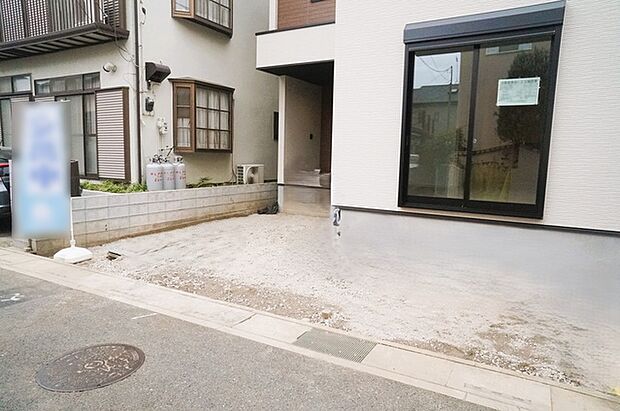 マイカースペースを1台分確保。現地で車幅と共にご確認ください。