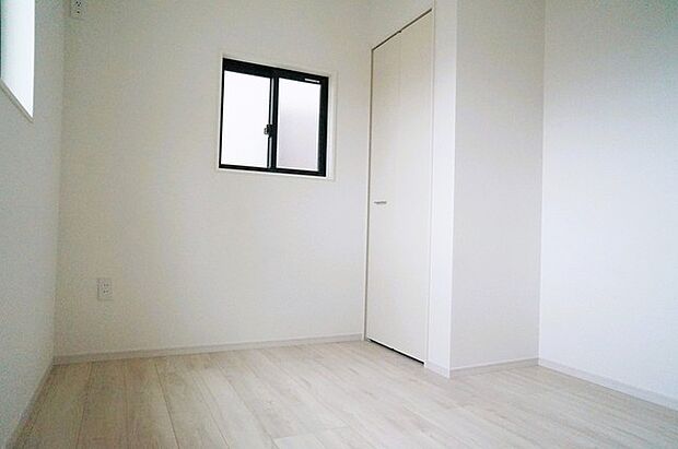 新築の木の匂いのする室内。写真では伝わらないので、ぜひ現地でお確かめください。 