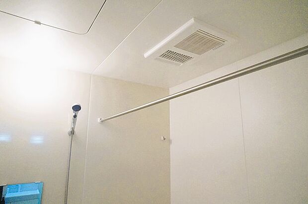 空気もこもらず、いつもクリーンな浴室乾燥機付。