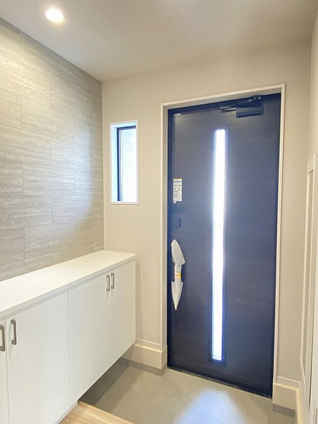 玄関を開けたらシューズボックス、使いやすい配置です。