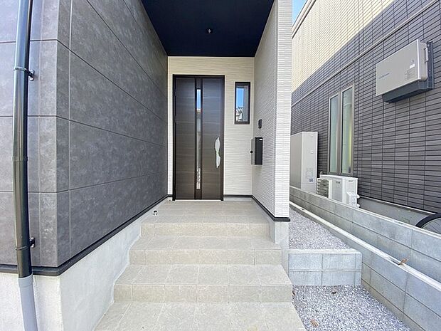 ポーチのついた新築分譲物件。玄関の印象はいかがでしょうか?入口からご覧ください。
