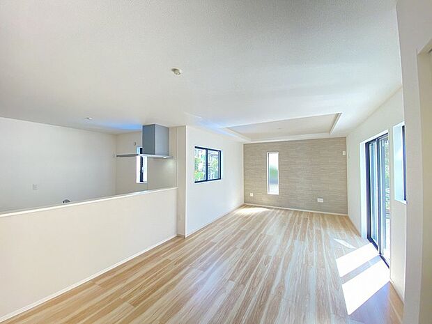 大画面TVの配置も可能なワイドリビングは約20帖。