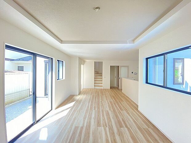 開放感と採光にこだわった、20帖のLDK。リビングに自然と人が集まるリビングイン階段採用プラン。