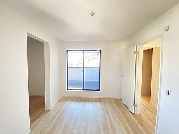 大事な日当たりは、大きな窓から。誰のお部屋にしましょう。