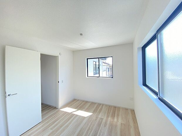 たっぷりの陽光と、心地よい風が舞い込みます。