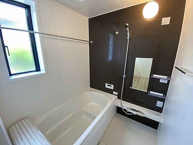 一日の疲れを癒す浴室は、広々1坪以上。半身浴もゆっくり楽しめるベンチバス仕様。