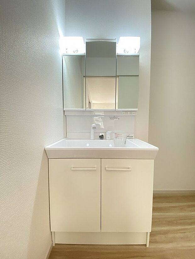 収納豊富な三面鏡付洗面化粧台。水回りのあれこれがキレイに収まりそうですね。