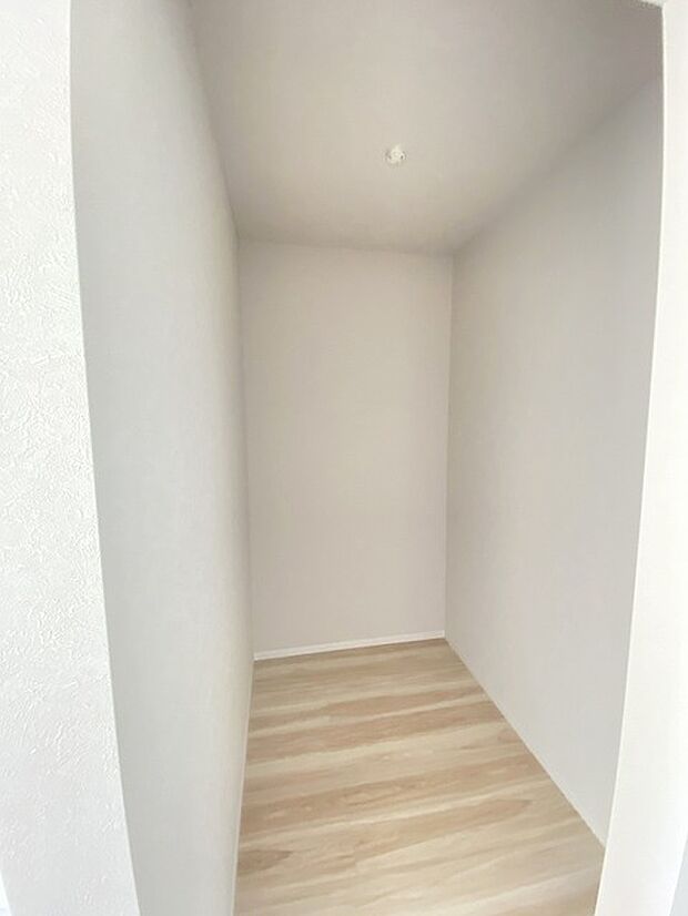 季節物の衣類もスッキリ収納できる、ウォークインクローゼット。