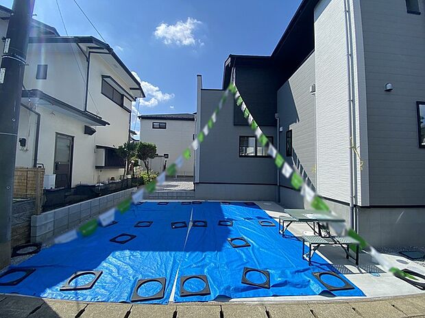 並列2台駐車可能な、ゆとりのカースペースがここに。