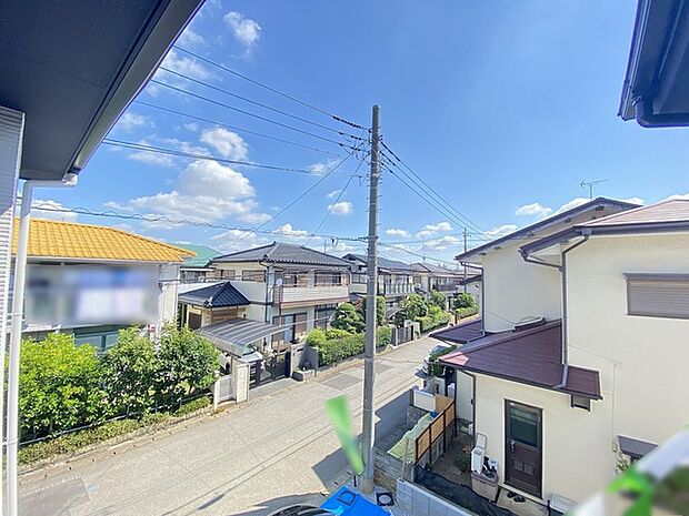 前面の住まいとの距離感があるから、圧迫感を感じません。