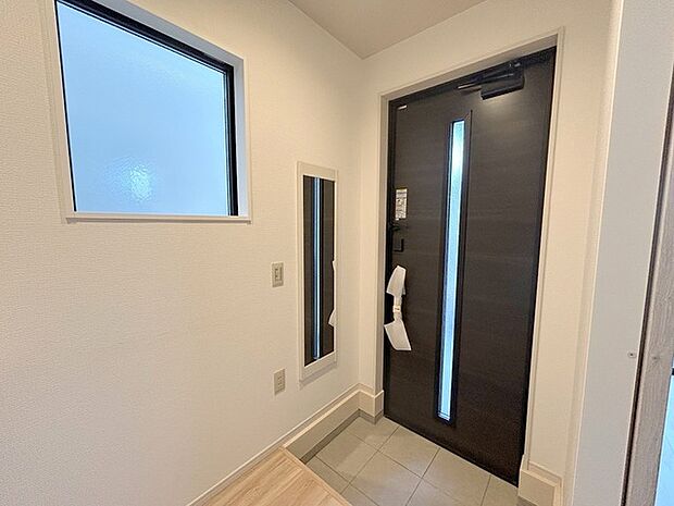 誰も住んだことのない家の玄関スペース。あたらしい木のにおいを感じていただけると思います。