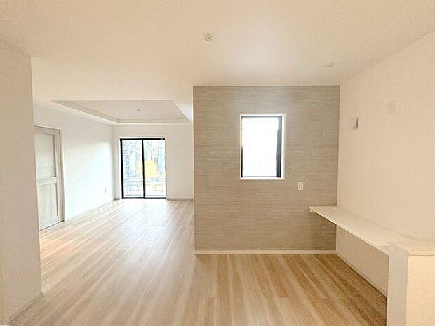 勉強や宿題をリビングでやりやすい動線設計。本棚にも応用可能なカウンター付き。