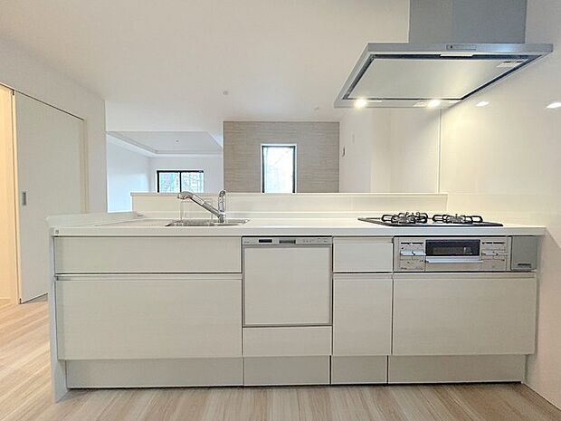 吊戸棚で視界を遮らず、パノラマ感を重視したタイプのキッチンスペース。