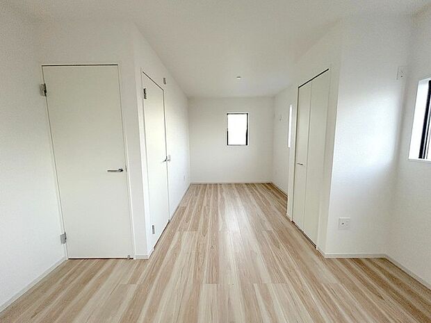 将来は間仕切りで。洋間二部屋分に対応可能な洋室。