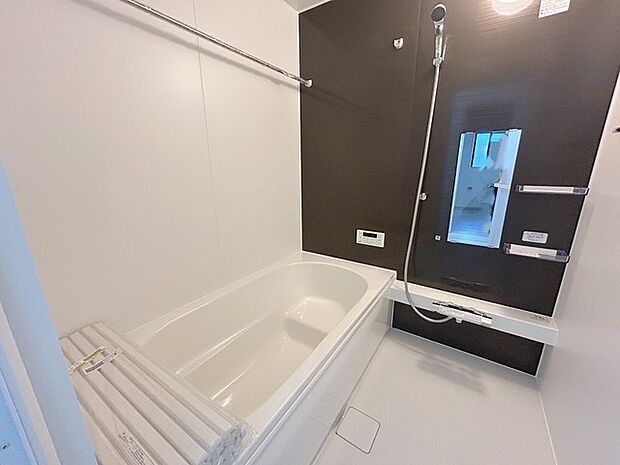 広々1坪タイプのゆったり浴室ユニット。防カビ・抗菌素材なのもうれしい。