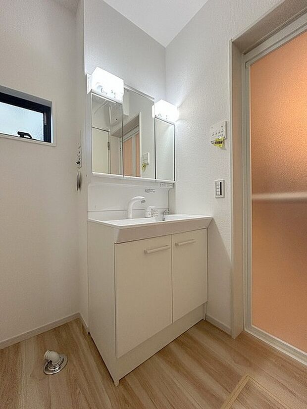 たっぷりの収納を設けたシャワー付洗面台で快適な暮らし。