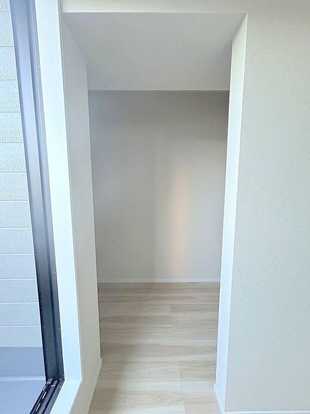 季節物の衣類もスッキリ収納できる、ウォークインクローゼット。