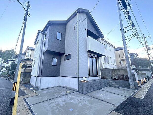 角地につき、開放感に恵まれる住居がここに。