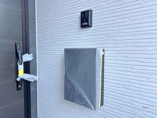 A4サイズの郵便物もスッと入る、機能性の高い郵便受け。