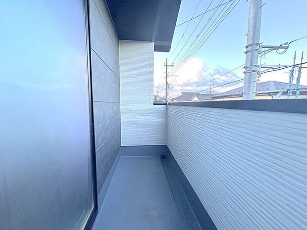 らくらくお洗濯を助ける広いバルコニー。