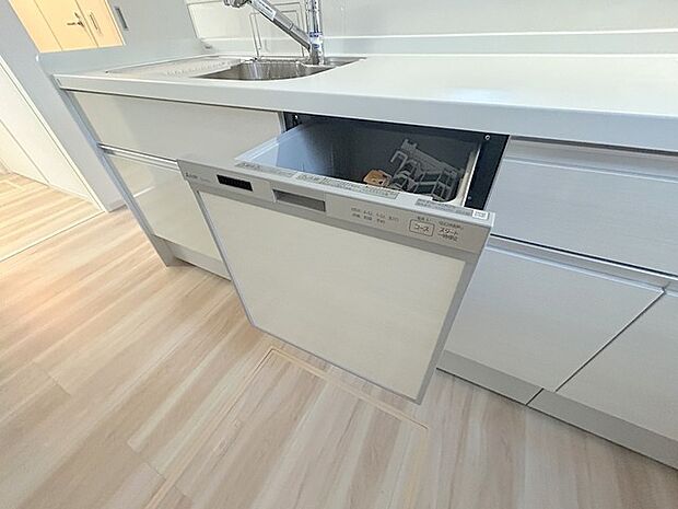 省エネ ・ 衛生的な食器洗乾燥機付。