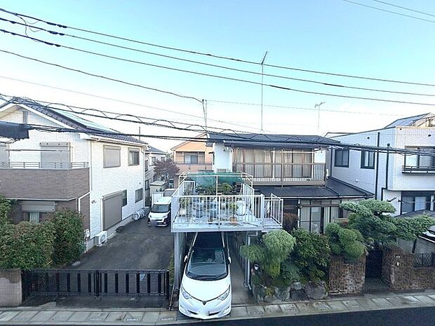 あたりには住宅を中心とした建物が広がります。