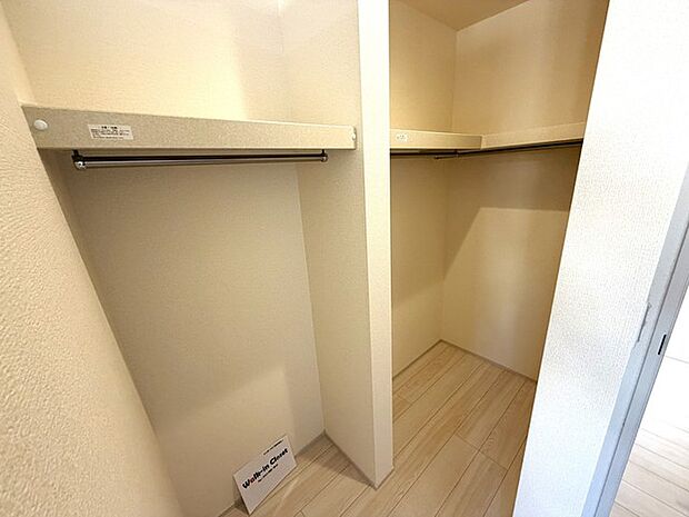 季節物の衣類もスッキリ収納できる、ウォークインクローゼット。 
